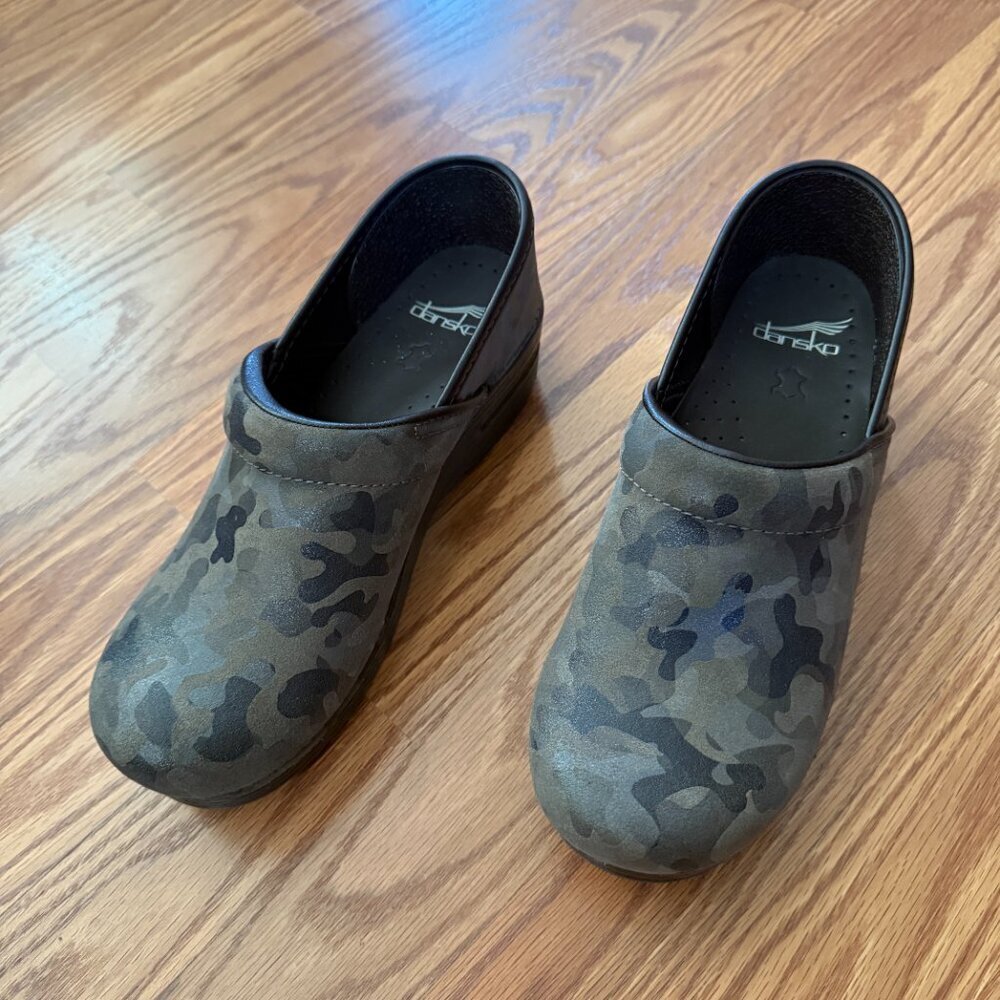 Women's 38/7.5 Dansko Professional Suede Camo Soft Clogs - Picture 3 of 9